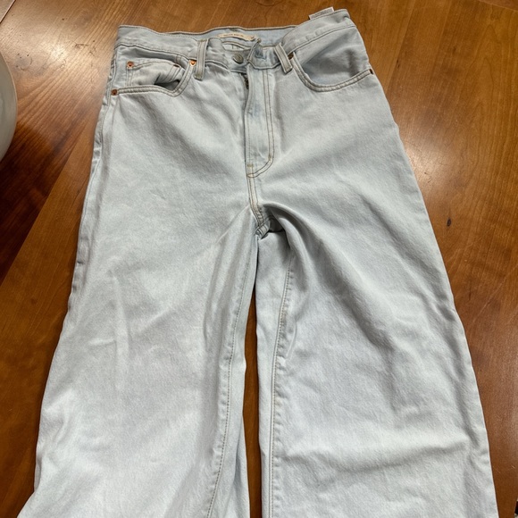 ❤️SOLD❤️ Levi’s Ribcage Wide Leg Jean Light Wash - Picture 5 of 6